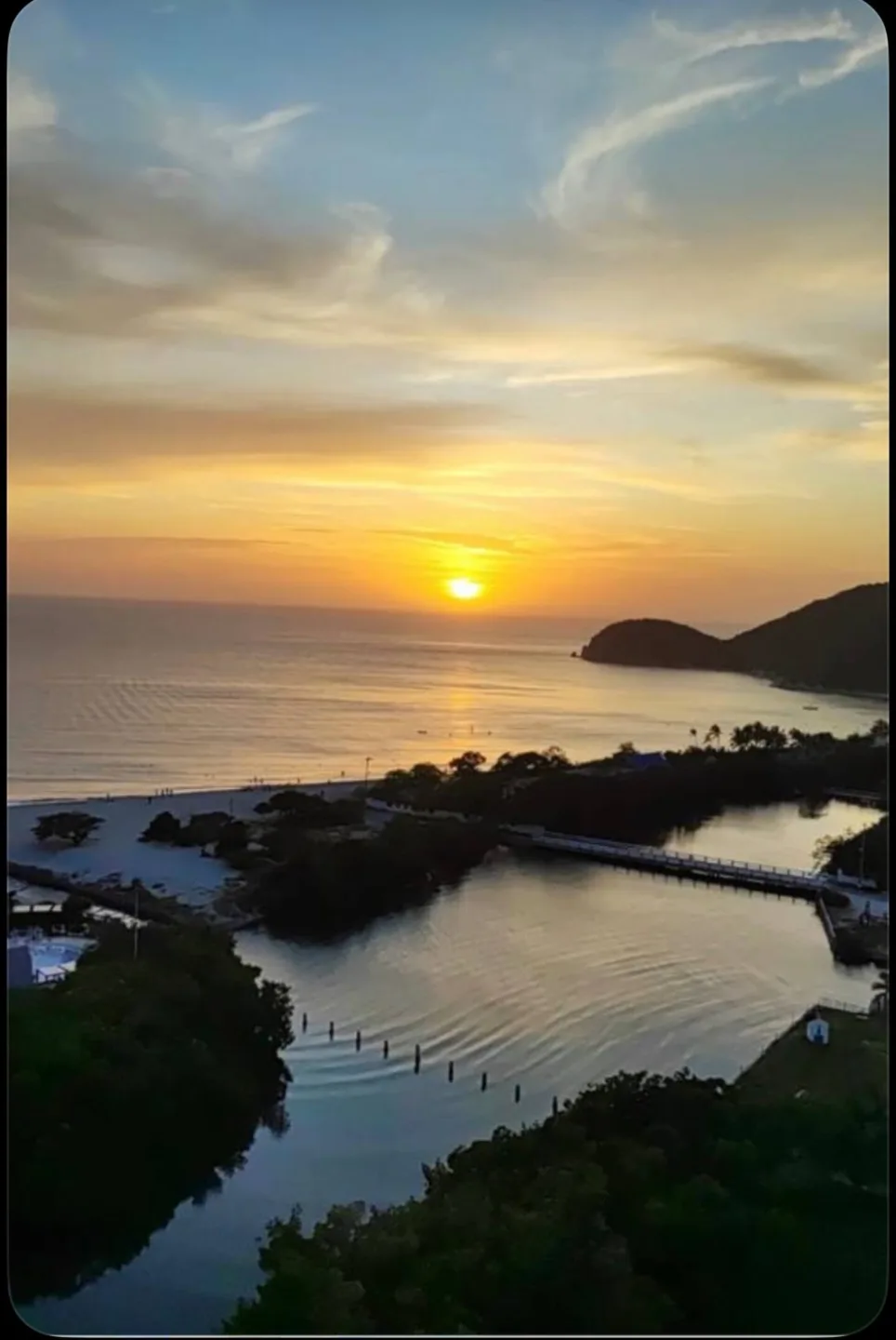 El sol bajando tras la bahía