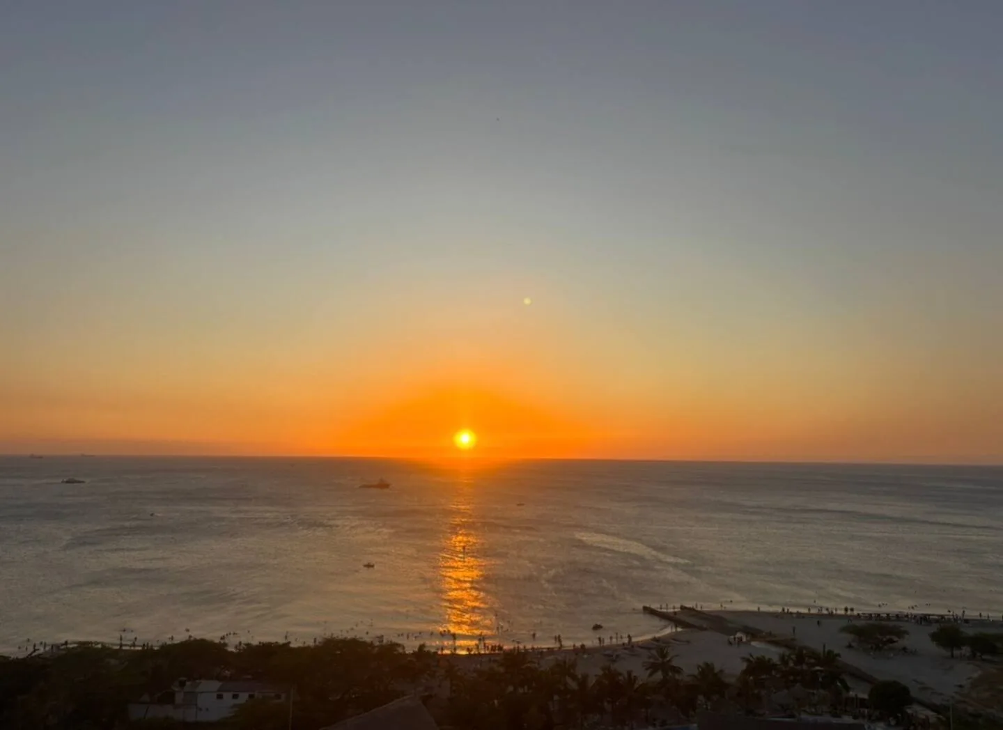 Reflejo del sol en el agua al atardecer