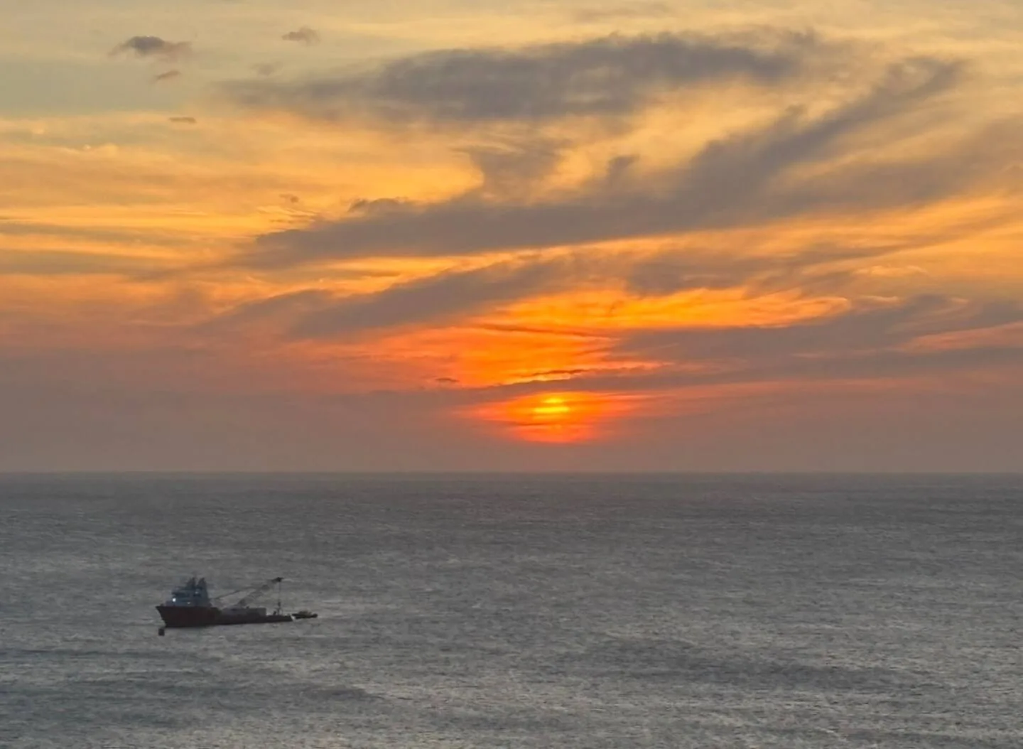 Cielo naranja sobre el Caribe