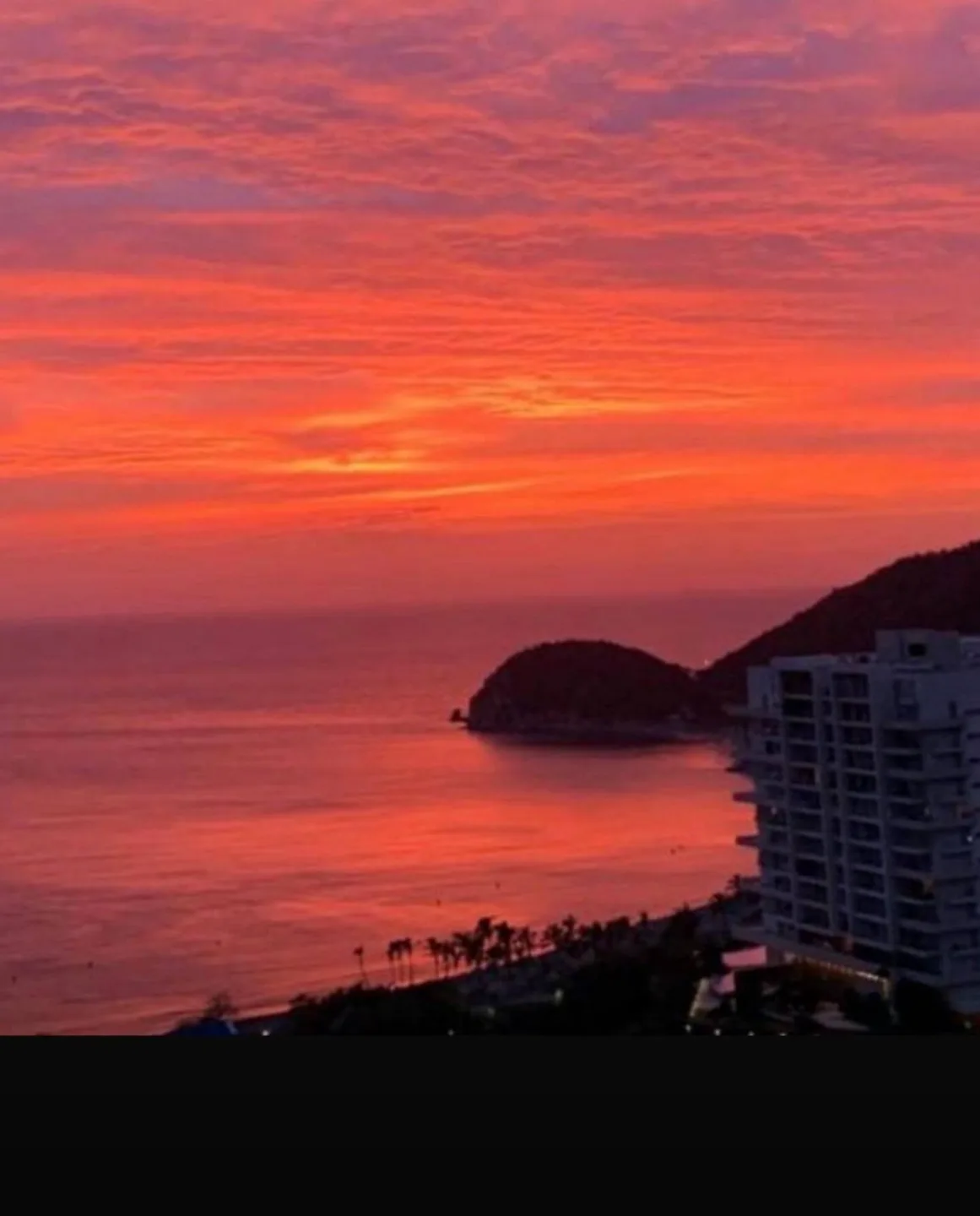 Atardecer rojo sobre la costa