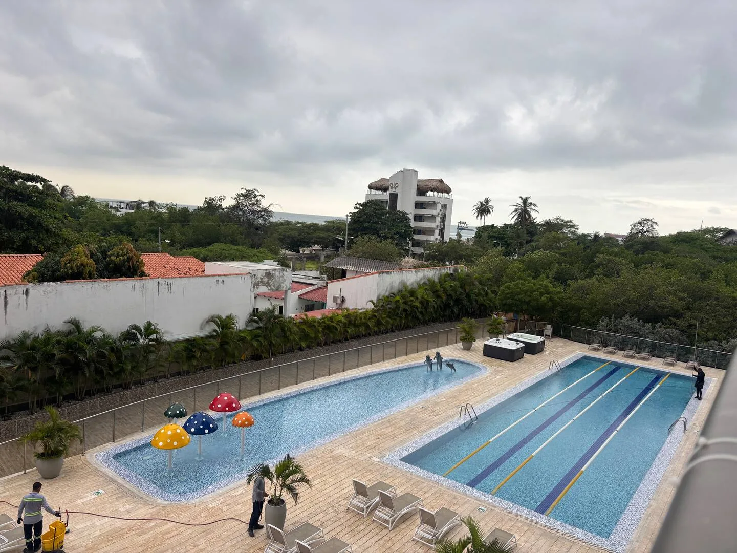 Piscina de carriles y zona deportiva