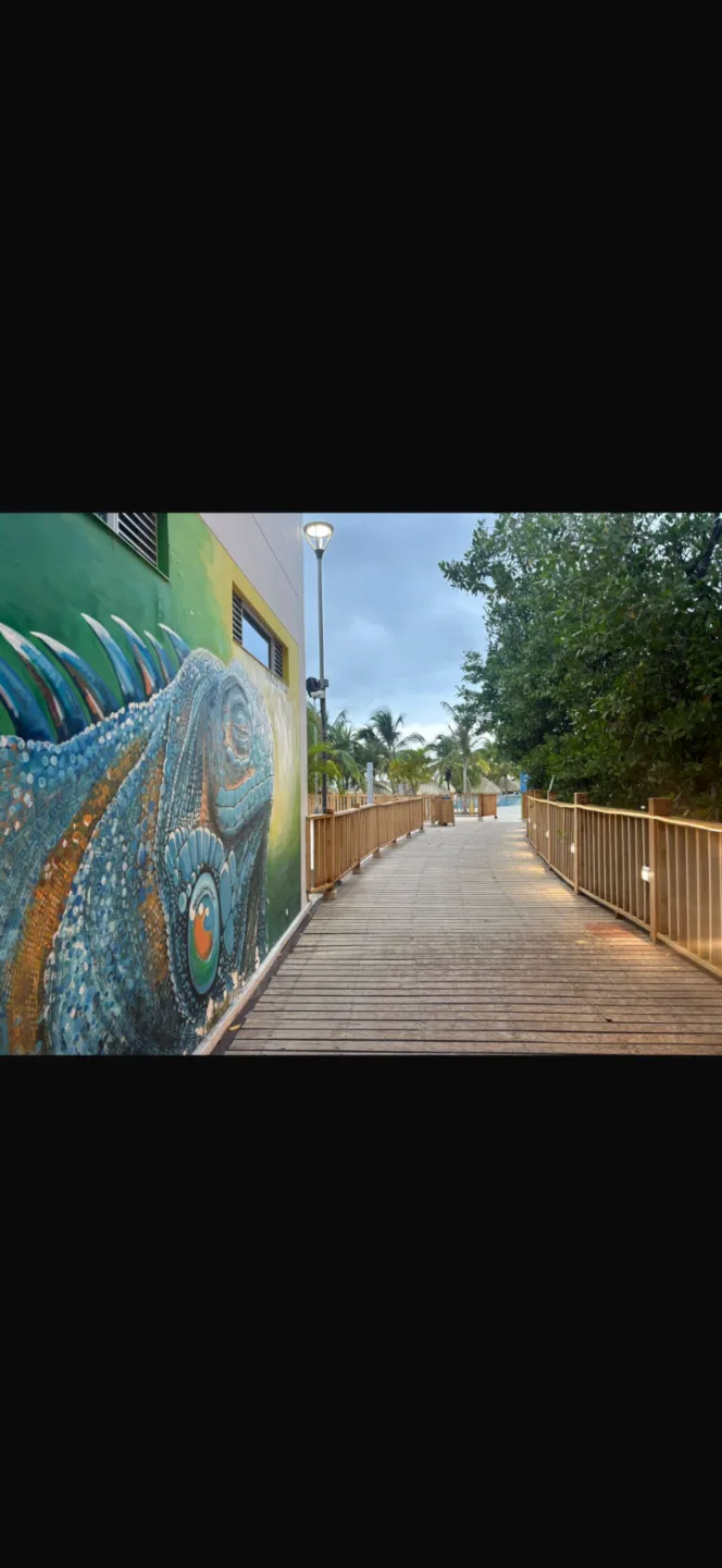 Mural en el paseo del condominio