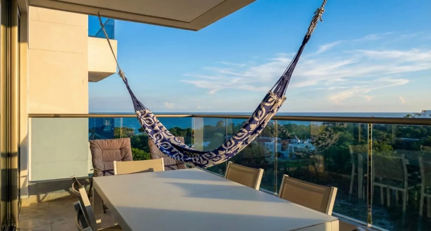 Hamaca en la terraza del apartamento con vista al mar de Santa Marta