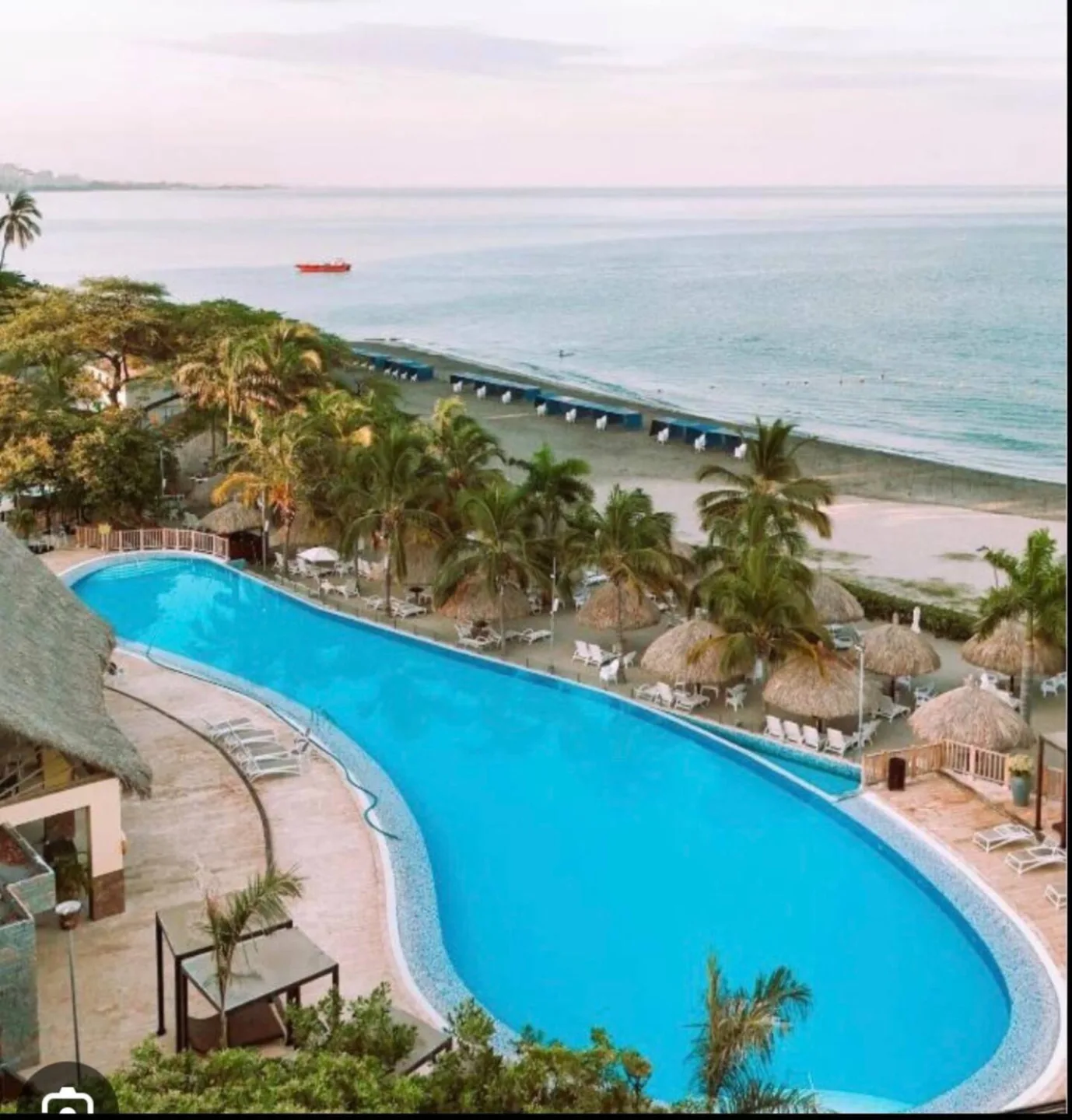Piscina del club frente al mar