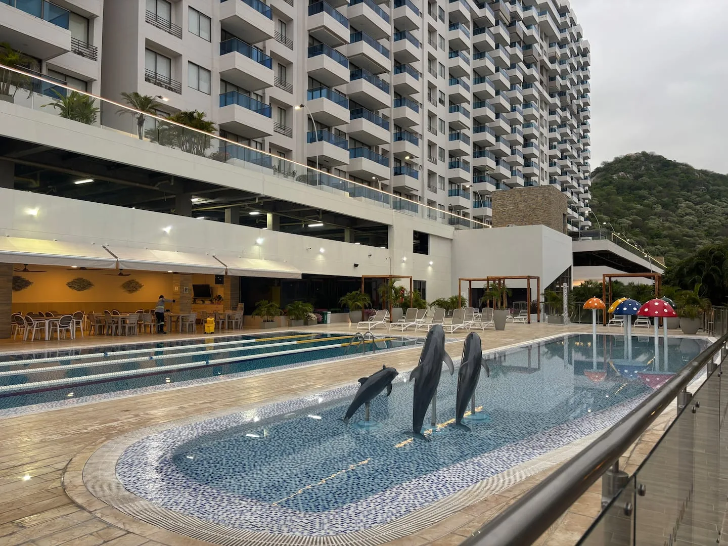 Piscina principal del condominio
