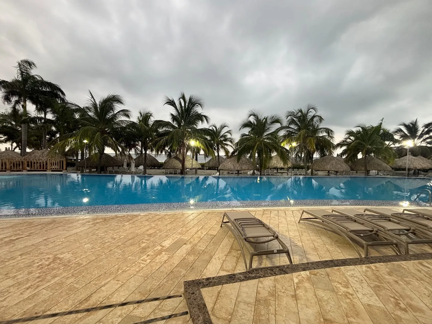 Piscina y arena del club