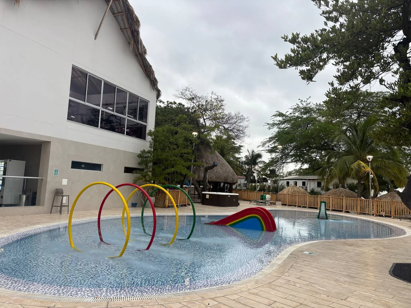 Zona infantil junto a la piscina