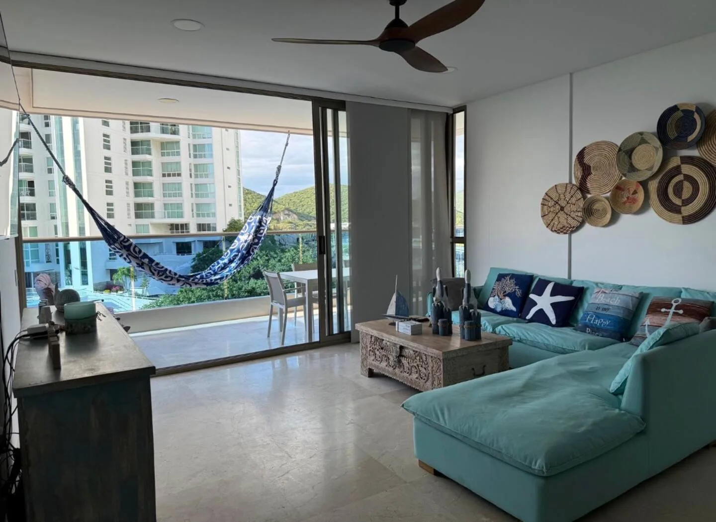 Sala del apartamento con ventanal al mar