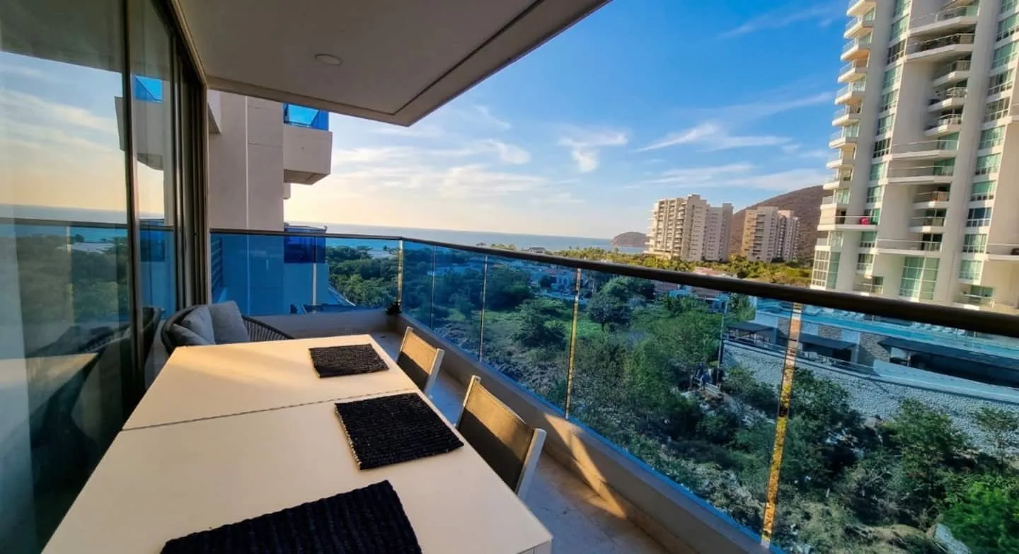 Terraza del apartamento con vista a la bahía